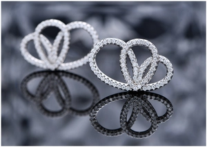 Vue macro de boucles d'oreilles cœur en argent avec incrustation de zircone étincelante