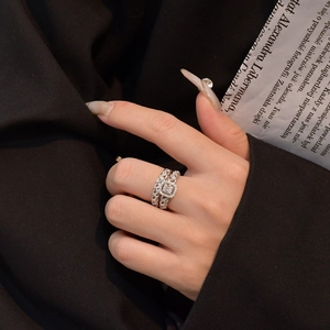 Chic S925 silver stackable ring with square-cut diamond and hollow chain texture detail