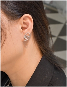 Gros plan de boucles d'oreilles papillon en argent 925 avec zircons cubiques scintillants