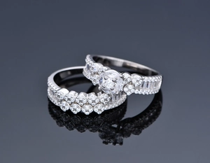 Vista macro del set di anelli in argento S925 con cristalli di zirconia micro-pavé