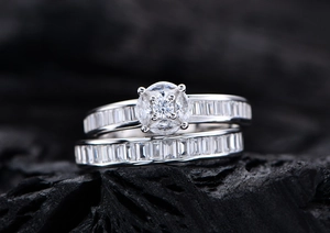Macro di un set di anelli in argento con zirconi cubici tondi e a taglio baguette