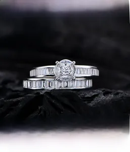 Dettaglio ravvicinato del set di anelli in argento S925 con zircone rettangolare e micro-pave