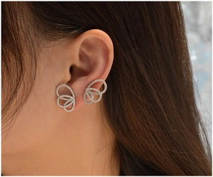 Gros plan détaillé des boucles d'oreilles ailes de papillon avec cristaux pavés