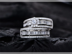 Dettaglio degli anelli in argento S925 con motivo a onde e zirconi a taglio baguette