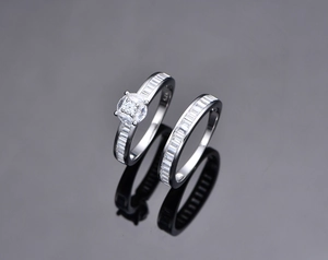 Dettaglio macro del marchio S925 argento sterling su set di anelli con zirconi