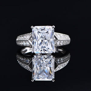 5,6 Karat Aquamarin Ring im Radiantschliff aus 925 Silber mit breitem Pavé-Ringband