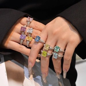 Elegante 925er Silberringe mit 5,6 ct Farbedelstein im Smaragdschliff und Zirkonia-Band