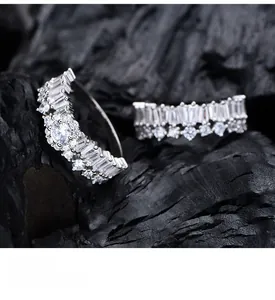 Close-up of S925 silver ring featuring multi-layer plating and brilliant zircon setting