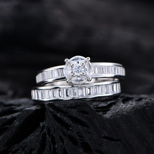 Set nuziale in argento 925 con pietra centrale rotonda e zirconi a taglio baguette