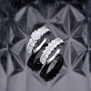 Set di due anelli in argento S925 con micro zirconi per donna su superficie in vetro