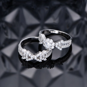 Elegant S925 sterling silver ring set with micro-pave cubic zirconia snowflake patterns