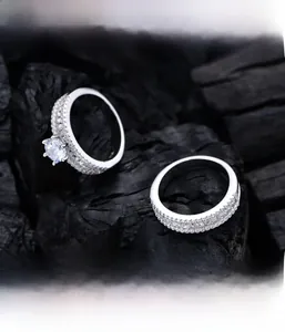 Gros plan d'un ensemble de bagues en argent avec pavé de diamants et sertissage précis