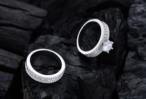 Gros plan sur un ensemble de mariage en argent S925 avec diamant et anneau pavé