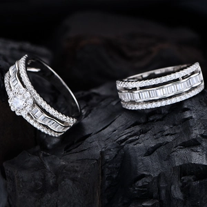 Set di anelli a onde in argento S925 con zirconi incastonati su sfondo di carbone nero