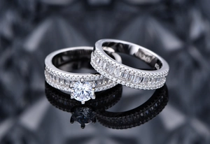Vue macro d'un ensemble de bagues doubles en argent S925 avec zircons scintillants