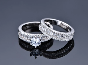 Vue macro d'une bague diamant six griffes et alliance baguette en argent S925