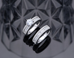 Détails macro de l'ensemble de bagues en argent S925 avec diamants baguettes