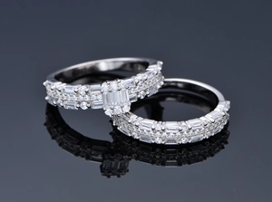 Macro shot of 925 silver double ring set featuring rectangular cut main stone and band