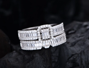 Vue macro d'un ensemble de bagues en argent S925 avec zircons taille émeraude et pavé