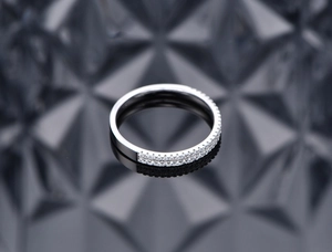 Nahaufnahme der zweireihigen Zirkoniasteine auf einem polierten Ring aus 925 Silber