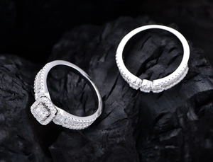 Vue macro d'un ensemble de bagues en argent S925 avec zircone et anneau pavé