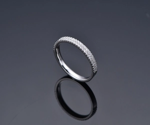Nahaufnahme von 925er Silber Eternity Ring mit zweireihigem Pavé-Besatz aus Kristallen