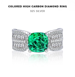 Detail eines smaragdgrünen Carbon-Diamantrings aus 925er Silber mit Seitensteinen