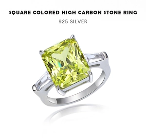 Detalle de anillo con piedra radiante verde manzana de 10,5 ct y piedras laterales de plata