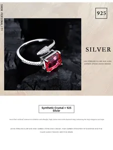 Dettaglio anello in argento 925 con cristallo rosa rettangolare e accenti di diamanti bianchi