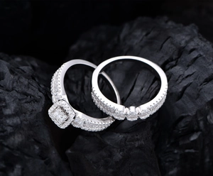 Vue macro de bagues de mariage en argent S925 avec zircon ovale sur fond texturé noir