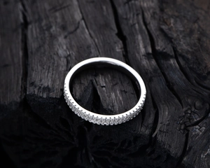 Makro-Detail der S925 Sterlingsilber-Stempelung und zweireihiger Pavé-Diamanten auf dem Ring