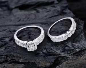 Macro d'un ensemble de bagues en argent 925 avec zircons sur fond de bois sombre