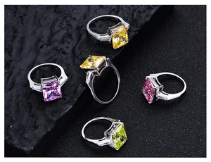 Detalle macro del sello de plata 925 en cinco anillos con piedras de talla radiante
