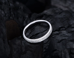 Makroaufnahme des S925 Sterlingsilber-Rings mit zweireihigem Pavé-Besatz und Punzierung