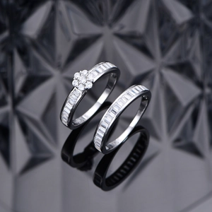 Sparkling S925 sterling silver two-piece ring set with baguette-cut cubic zirconia crystals