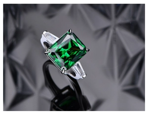 Primer plano de anillo en plata 925 con piedra verde manzana de 10,5 quilates