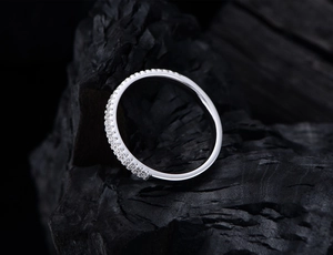 Detail-Makroansicht der dreireihigen Mikropavé-Kristalle auf einem S925-Silberring