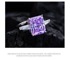Primer plano de un anillo de plata 925 con una gran piedra púrpura de corte radiant