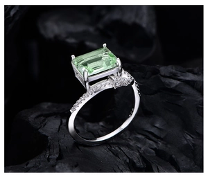 Macro di anello in argento 925 con gemma verde taglio smeraldo e micro diamanti incastonati