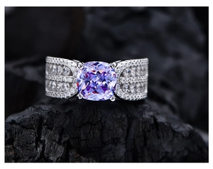 Makroaufnahme eines Rings aus 925 Silber mit lila Stein und Diamantbesatz
