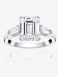 Détail macro d'une bague en argent 925 avec diamant à coupe émeraude de 10,5 carats