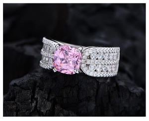 Makroaufnahme von rosa Edelstein im Kissenschliff mit dreireihigem Pavé-Besatz auf Silberring