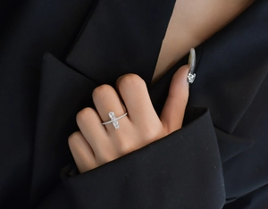 Close-up of double oval-cut stones on a 925 silver ring worn by a model