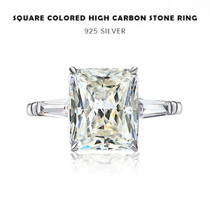Vue macro d'une bague en argent 925 avec diamant taille radiant rectangulaire