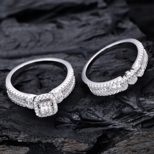Ensemble de bagues en argent S925 avec zircons rectangulaires sur fond de charbon noir