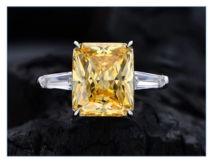 Vista macro de un anillo de cristal verde manzana de 10,5 ct con piedras trapezoidales