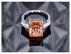 Macro de un anillo de plata 925 con una gran gema naranja de corte radiante muy brillante