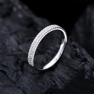 Eleganter Ring aus 925er Sterlingsilber mit zweireihigem Besatz aus klaren Zirkonia