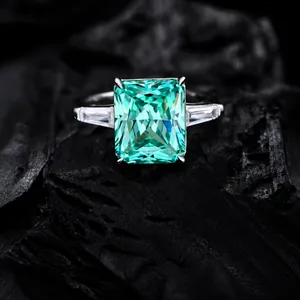 Macro d'une pierre vert menthe taille radiant de 10,5ct sur bague en argent 925