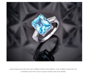Détail macro de la bague en argent 925 avec pierre bleu ciel de 10,5 carats radieuse